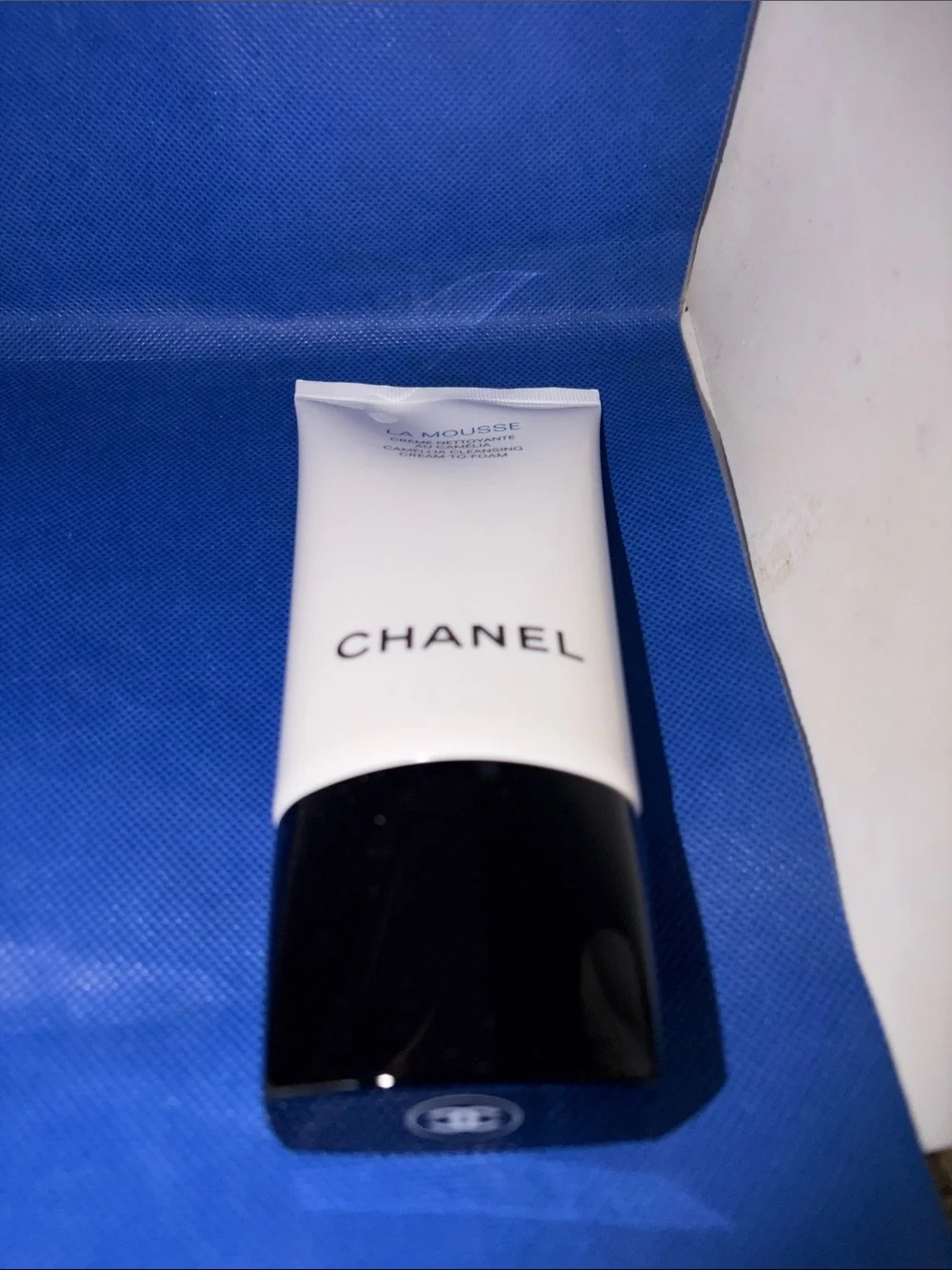 CHANEL La Mousse Cleansing Cream-to-Foam — White & Blue Text - Picture 4 of 6